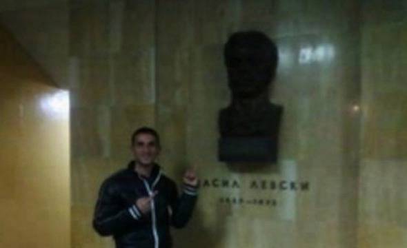 Ром показва среден пръст на Апостола