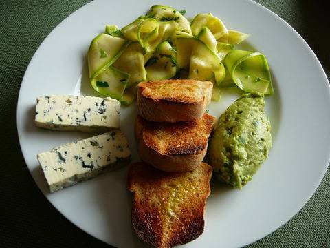 Салата от тиквички с песто от авокадо