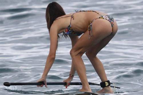 Алесандра Амброзио се съблече по бански на плажа през март