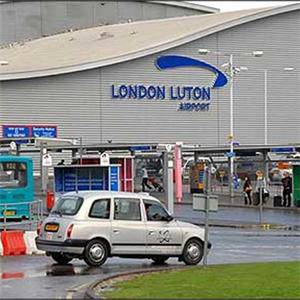 Българи спаха на летище „Лутън“ заради закъснял полет 4 1250