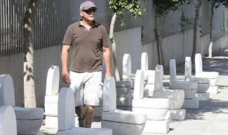 20 фалшиви тоалетни чинии пред Централната банка на Кипър