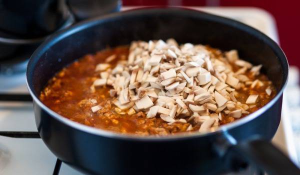 Гъби с доматен сок