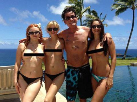 Руса, черна и червенокоса – Чарли Шийн показа „ангелите“, които го обгрижват на Хаваите