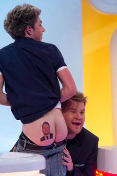 One Direction се събличат голи и се целуват в ефир