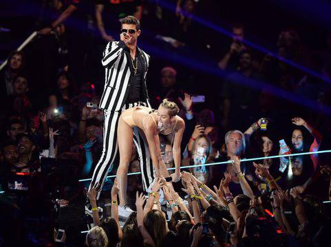 Хари Стайлс: Танцът на Майли Сайръс беше твърде неуместен