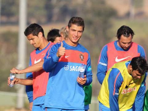 Роналдо намекна, че Ирина Шейк е бременна