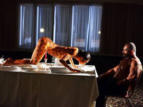 Биляна Йотовска е голяма хищна котка в новото видео на Румънеца и Енчев „Хотел“