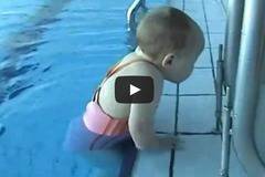 Супербебе плува като делфин в олимпийски басейн (ВИДЕО)