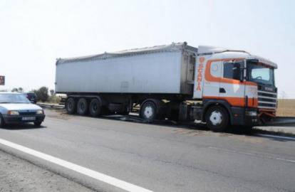 ТИР се качи на мантинела и блокира магистрала „Тракия“