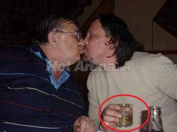 Шок! Алгафари в страстна целувка с мъж!