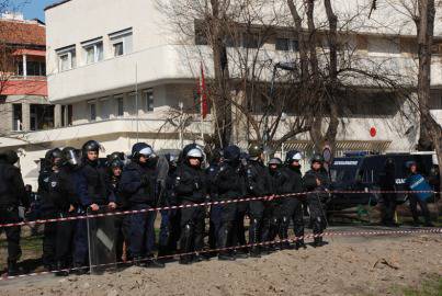 Обграждат турското консулство в Пловдив! Летят павета! (галерия)