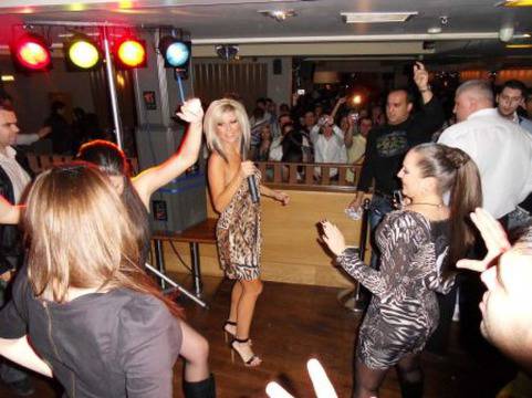 Куриоз! Роклята на Андреа падна по време на участие! Всичко и се видя! Вижте!