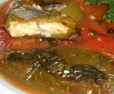 Пълнени чушки с яйца и сирене в доматен сос