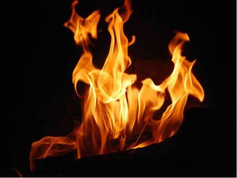 Зверство! Майка запали трите си деца и звънна на баща им да слуша как пищят