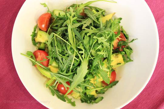Салата от рукола с авокадо, краставици и домати здравословно