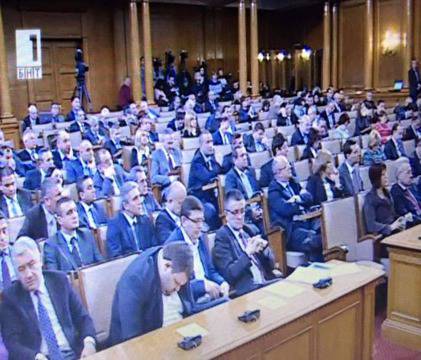 Пеевски спи в парламента!