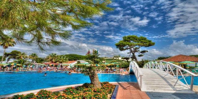 Почивка в Дуръс, Албания! Транспорт с автобус, 7 нощувки, закуски, вечери, басейн и шезлонги на ТОП цена!