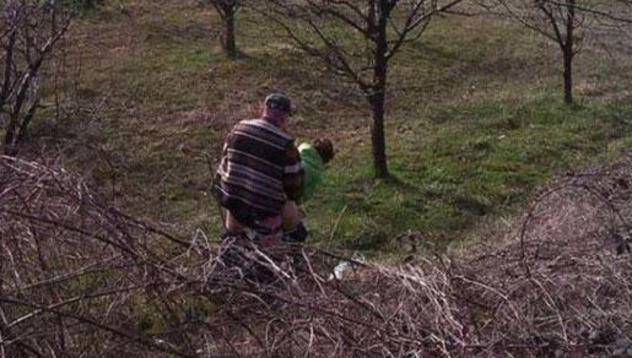 Снимка на старци в „кучешка“ поза стана хит в Интернет