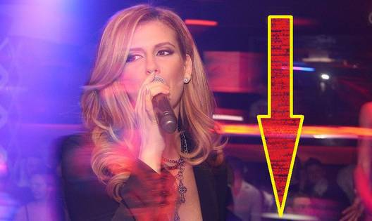 Анелия се появи в супер секси тоалет на участие! Вижте какъв гаф направи обаче!