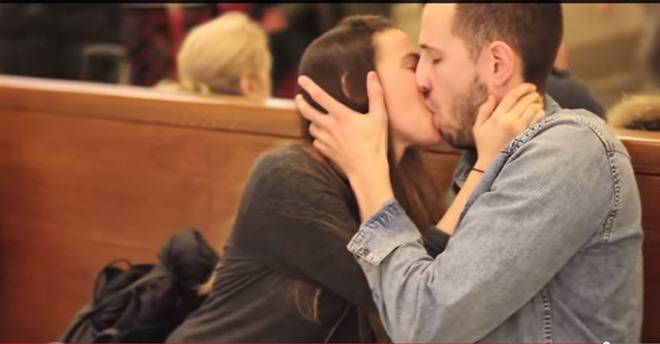 Целувка с непознат (ВИДЕО)