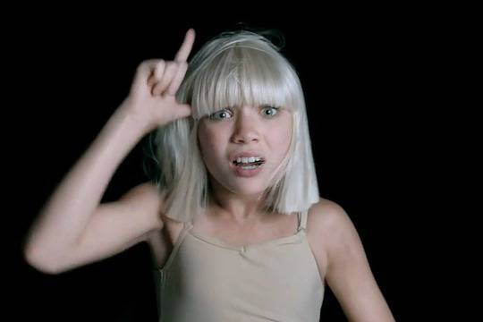 Трети клип на Сия с малката танцьорка