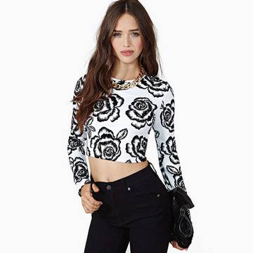 Бяла блуза на черни рози
