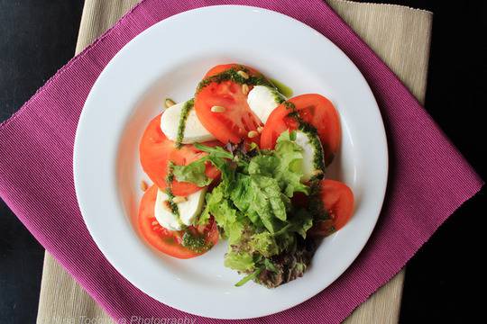 Микс от салати с домати, моцарела и кедрови ядки