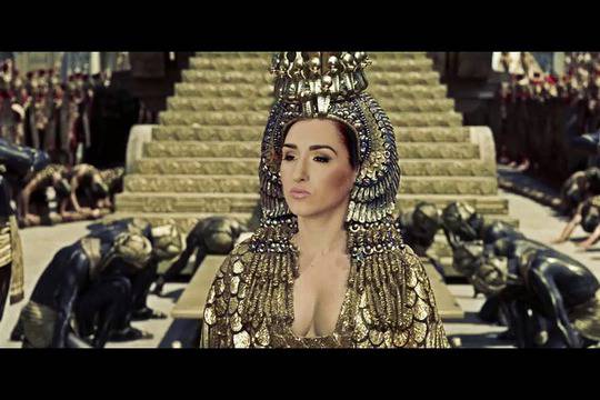 Сантра като Клеопатра в клипа си с Криско