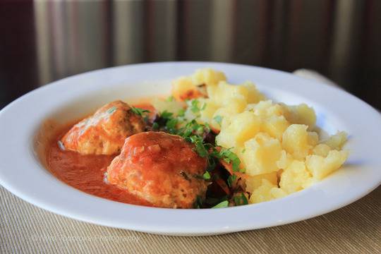 Кюфтенца с доматен сос