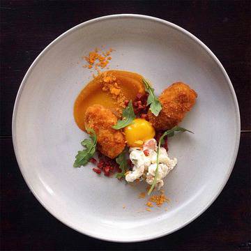 Готвач превръща най-обикновена храна в изкусителни кулинарни блюда