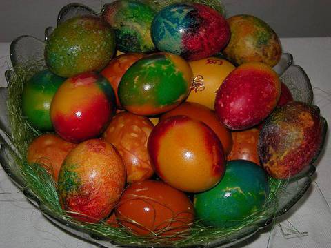 Боядисване на великденски яйца