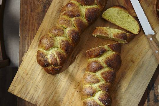 Козунак със зелен лимон, локум и мак