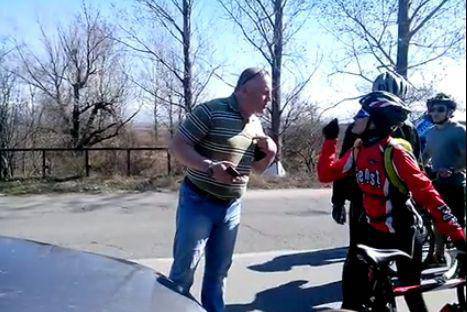 ​Нагъл прокурор като мутра гази колоездачи на Велика Събота, плаши ги с власт (Видео)