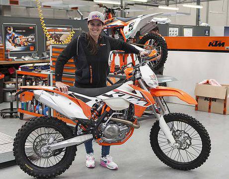 Испанката Лая Санц с KTM за рали Дакар 2016 и WEC