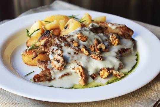 Свински пържоли със сметанов сос и орехи