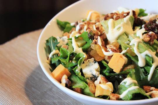 Зелена салата с рукола, синьо сирене, гауда и орехи