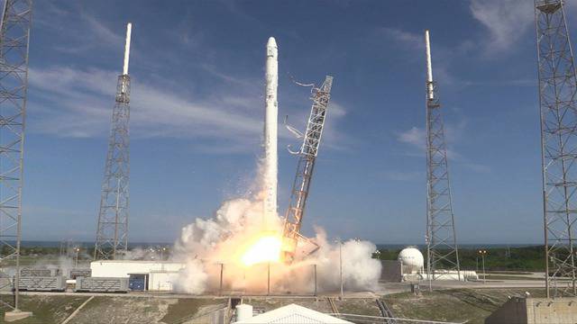 Ракета Фолкън 9 изведе в орбита кораб Драгън!