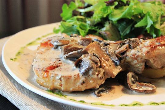 Свински котлет с гъбен сос