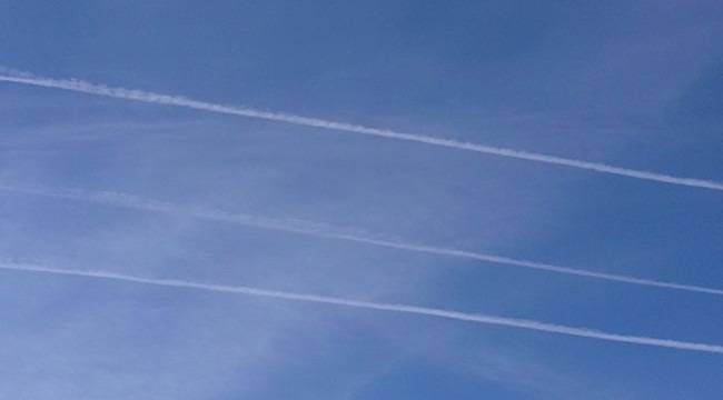 Поредно зловещо поръсване с химтрейли на цяла България (снимки)