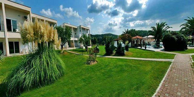 Майски празници и почивка в Hotel Iris 3*+ в Сивири, Касандра, Халкидики! 3, 5 или 7 нощувки, закуски и вечери – ранни…