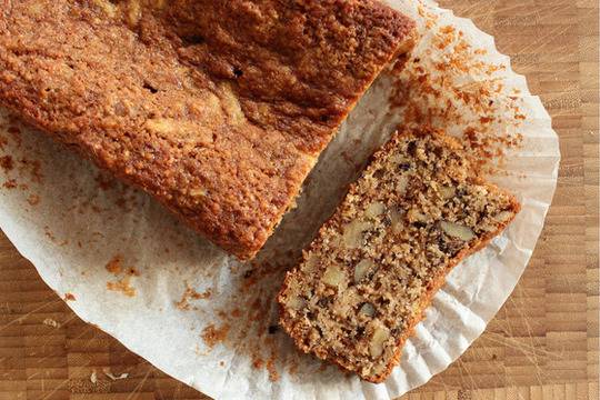 Кекс с ябълки и орехи