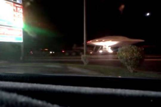 Камион, превозващ летяща чиния до секретна база в САЩ