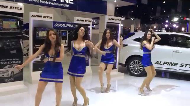 Красиви азиатки кълчат несръчно кълки на лют кючек и Криско (ВИДЕО)