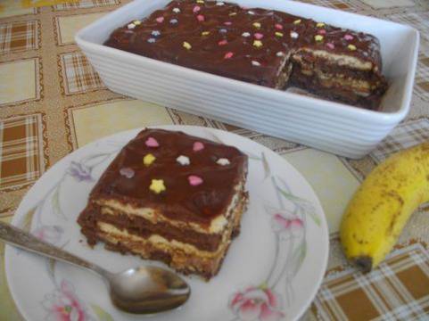 Бисквитена торта с шоколадов пудинг