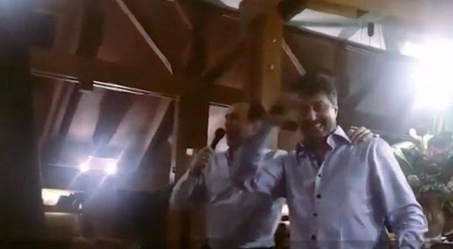 Нов дует: Цветан Василев и Иван Искров пеят „Назад, назад, моме Калино“