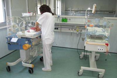 4-дневно бебе в тежко състояние след побой от акушерка в частна болница