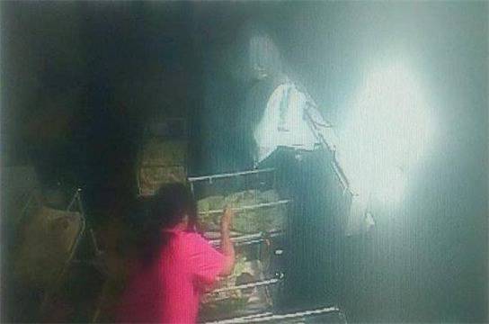 Акушерката пребила бебето в 3 рунда (шокиращо видео 18+)