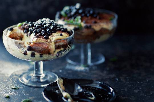 Тирамису с боровинки в чаша