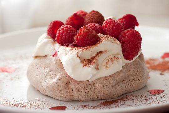 Шоколадови целувки с крем от маскарпоне и малини