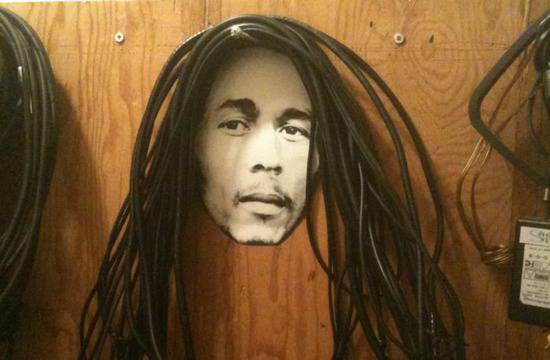 Как да скрием вечно пречещите кабели